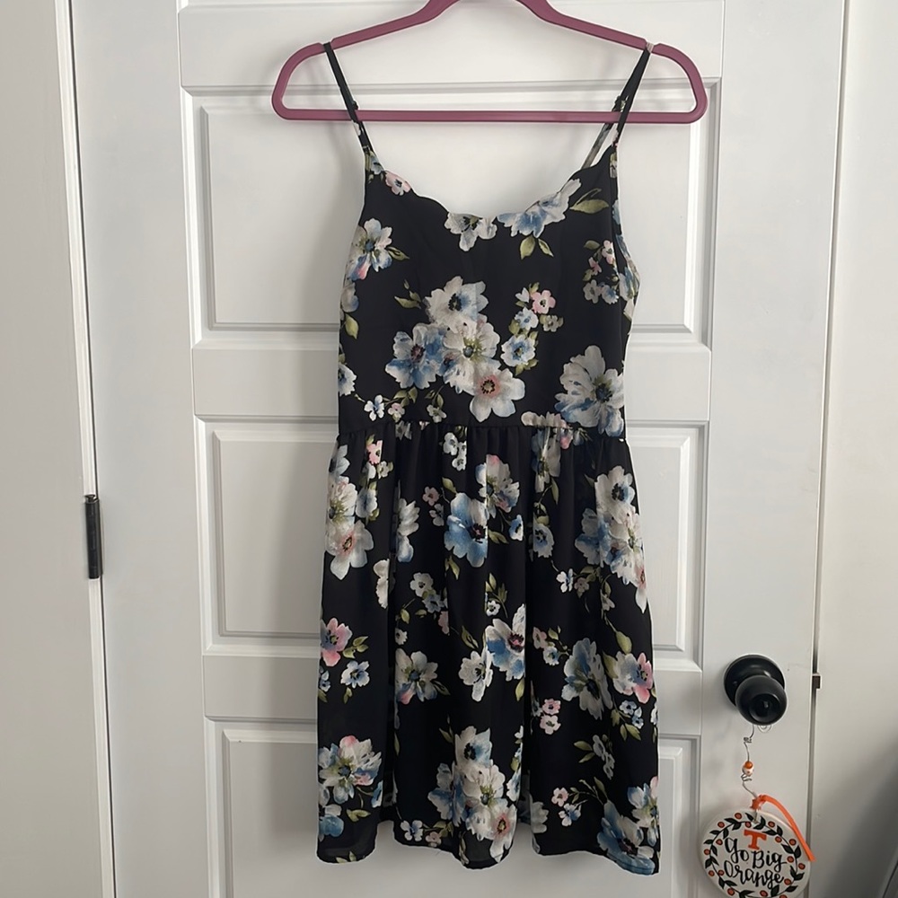 Cute Flowy Sundress WITH POCKETS! Size Large